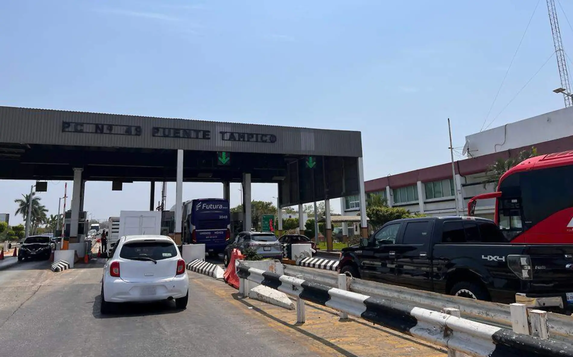 Saturada la caseta de cobro del Puente Tampico Antonio Sosa (1)